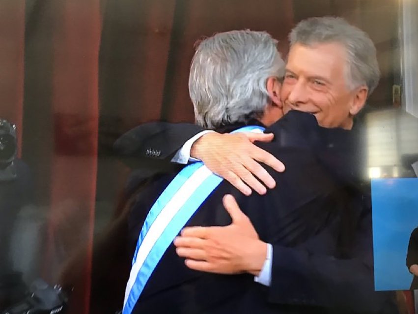 edufeiok's tweet photo. Que buena imagen para mi Argentina!  Fiesta democrática ver un Presidente que entregue los atributos de por poder a otro. #VivaLaDEmocracia https://t.co/pxfnif31IS