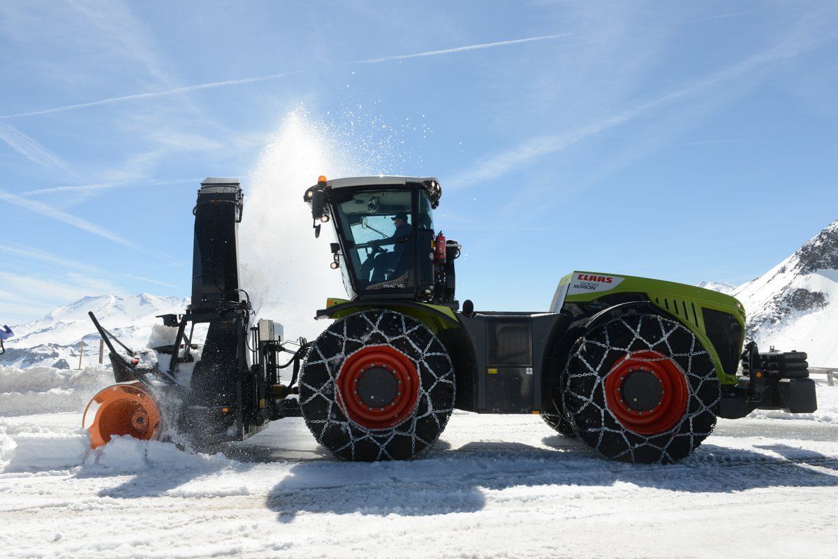 CLAAS_America's tweet photo. Today's #TractorTuesday brought to you by this snow-handling beast and its partner in crime — the #XERION Variable Cab (VC) #tractor.

Share your wintery shots with us using the hashtag #CLAASmas and tagging @CLAAS_america for a chance to win a prize pack! 🎁 https://t.co/p5WaE75aXV