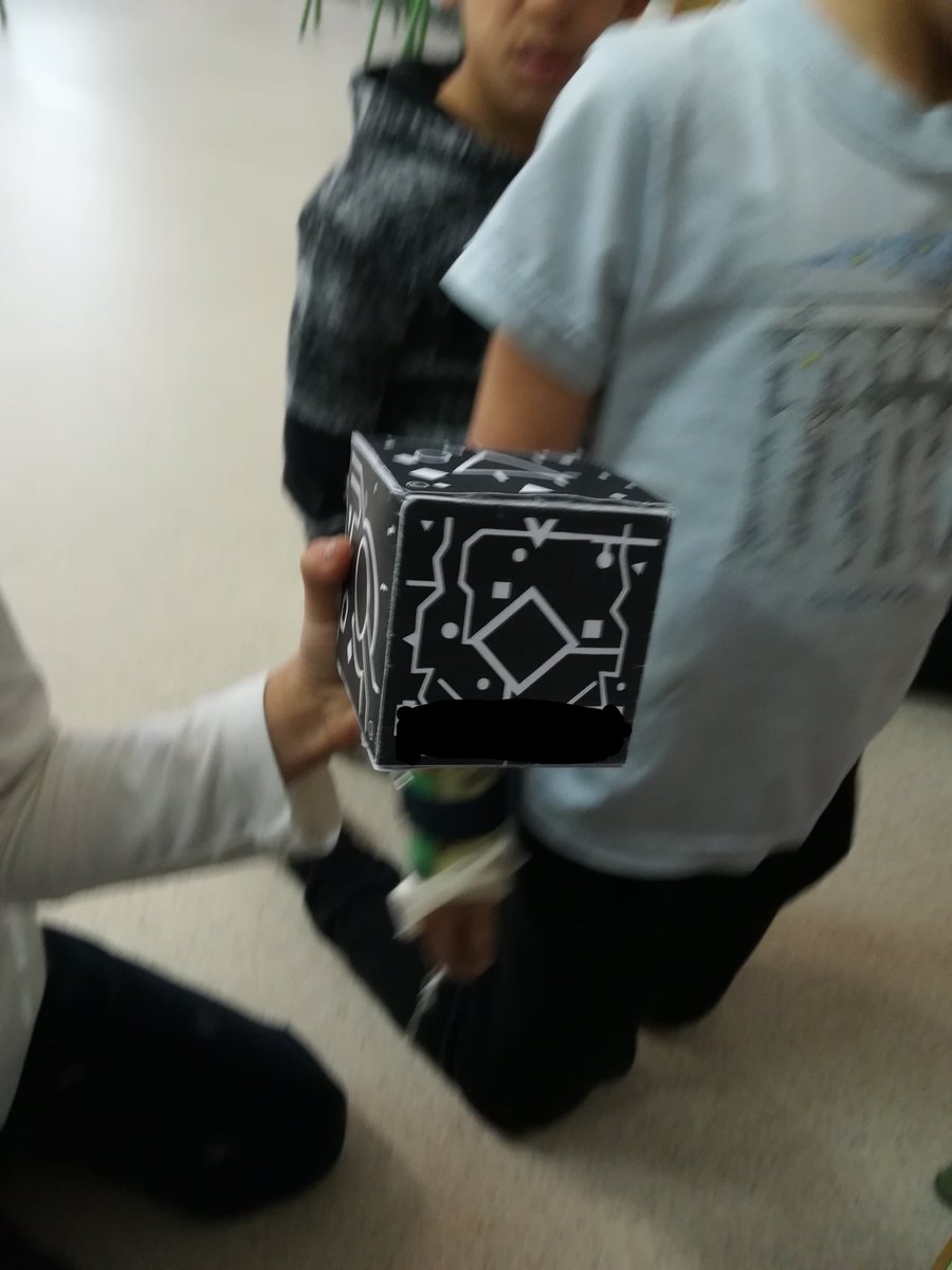 SorayaBuey's tweet photo. Hoy repasamos el aparato digestivo con #mergecube y la app #Mrbody ¡Les ha parecido magia el cubo! Pero claro 🤔 el intestino delgado de un adulto mide de 5 a 7 metros y ¿eso cuánto es? Pues ¡A medir! #STEM #ABP #tiCyL @crfptic @sociales_CFIEVA @bego_her #DIGITALIZA_ACCIÓN_1920 https://t.co/vA6Tgoa9FP