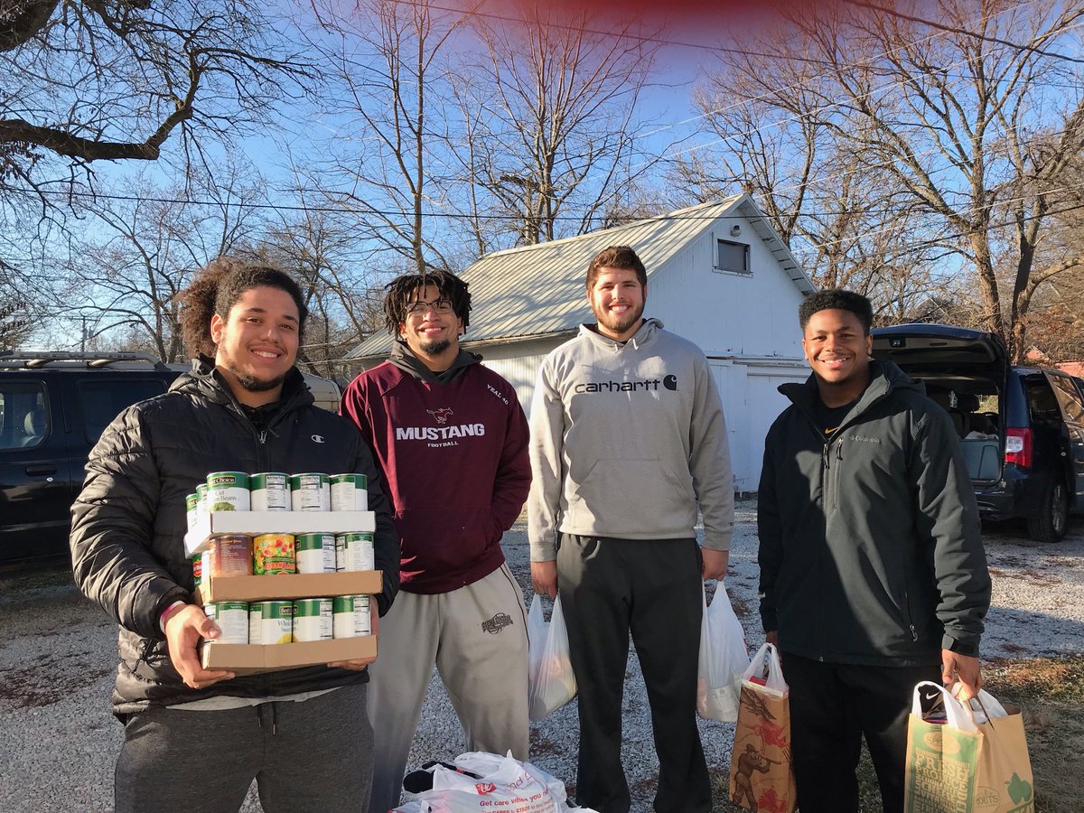 KessingerAmy's tweet photo. Thanks Leland, Isaiah, Cole, and Devin! You guys are the best! Ottawa will have a better Christmas because of your help!#livegenerously #OttawaUFootball https://t.co/uoLBt5g2fo