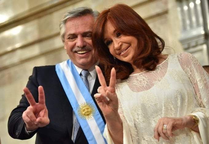 evoespueblo's tweet photo. Hoy vuelve la esperanza a la hermana República Argentina de la mano de Alberto y Cristina. Felicitamos la proeza de este valeroso pueblo que hoy levanta las banderas de la integración y la #PatriaGrande. Las bolivianas y bolivianos nos sentimos admiradores de su historia de lucha https://t.co/Gcr8DHhppd