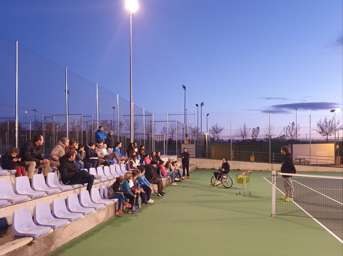 OcapaAlgete's tweet photo. El 5 de diciembre pudimos contar en las instalaciones con Roberto Romo, campeón internacional en la modalidad quads de tenis en silla de ruedas, que nos hizo disfrutar y probar cómo es este deporte desde otro punto de vista. Gracias a todos por la asistencia y a @Aytodealgete https://t.co/veUSBsu4pN