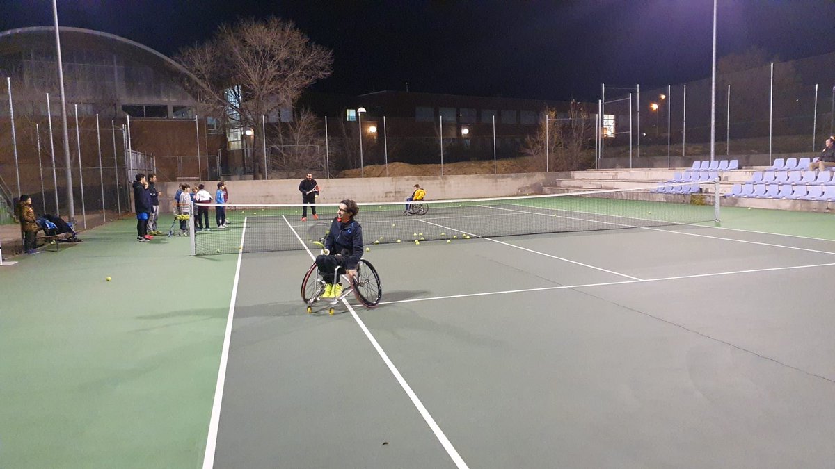 OcapaAlgete's tweet photo. El 5 de diciembre pudimos contar en las instalaciones con Roberto Romo, campeón internacional en la modalidad quads de tenis en silla de ruedas, que nos hizo disfrutar y probar cómo es este deporte desde otro punto de vista. Gracias a todos por la asistencia y a @Aytodealgete https://t.co/veUSBsu4pN