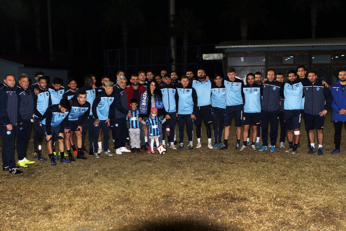 AdsKulubu's tweet image. Böbrek Kanseri hastalığı ile mücadele eden ve en büyük hayali Adana Demirspor antrenmanını izleyip futbolcularla  tanışmak olan 4 yaşındaki minik taraftarımız İpek Namık Başkanımız Murat Sancak&apos;ın talimatları ile hayallerine kavuştu.Minik İpek ailesi ile antrenmanı izledi.📸👏