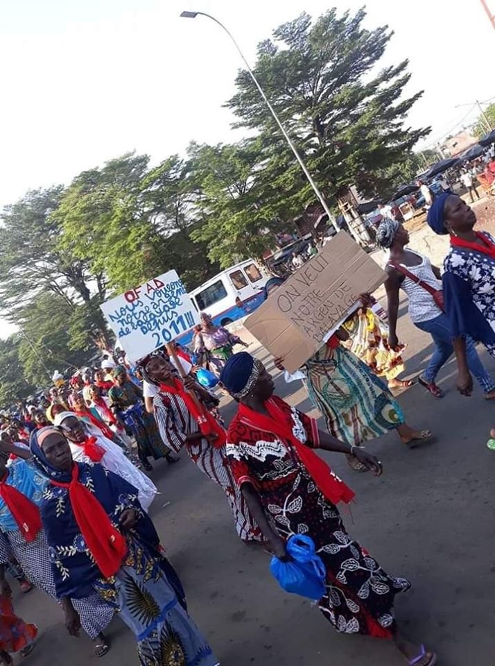 ObservateurCIV's tweet photo. #Civ225 :  Des femmes balayeuses de rue ont organisé une marche dans le commune de Yopougon, ce mardi 10 décembre 2019. Ces femmes réclament des arriérés de salaires sur les opérations de la Francophonie et du Programme Présidentiel d'urgence.

#InstantFlash https://t.co/4HyvA5t9lb