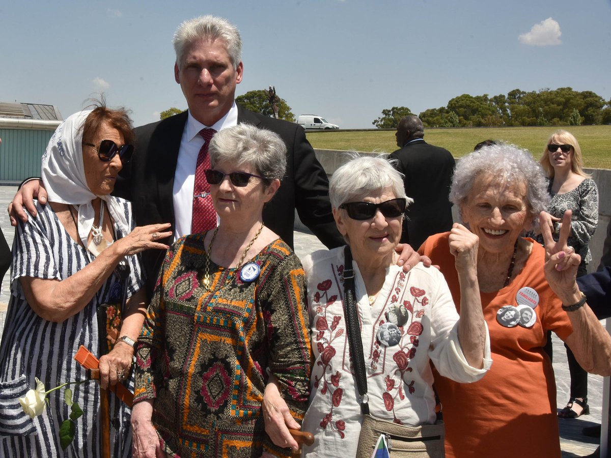 leticiadeCuba's tweet photo. El presidente @DiazCanelB, junto a abuelas de Plaza de Mayo, lanzó rosas blancas en las aguas turbias del río La Plata, convertido en macabro testigo de los vuelos de la muerte. A los más de 30 mil desaparecidos, víctimas del terrorismo de Estado, rindió #Cuba sentido tributo. https://t.co/fkXggDNksu