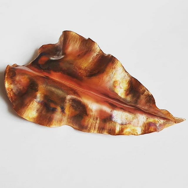 GillBridgestock's tweet photo. Another commission completed
#copper #colouredcopper #copperbeating #copperpatina #coppersheet #coppercolours #foldformingcopper #foldform #commission #leaf🍃 #handforged #decoration #homedecor https://t.co/H1p46EgmdE https://t.co/hpREqdM5yj