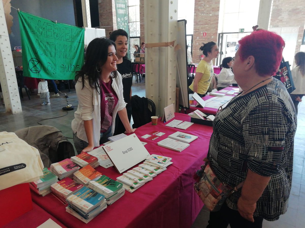 etceteres's tweet photo. Fer una xerrada a la #FESC19 sobre #miradacomunitària amb les companyes de @nusosSCCL, @ComunitariesBCN, participants i en @jotaemi no té preu...
Publicar-ne un article amb els #aprenentatges de totes a la web del @GrupEcos, tampoc!🔎https://t.co/NMXZmygMzp
#ensmolalocomunitari https://t.co/iZPgPEMjpF