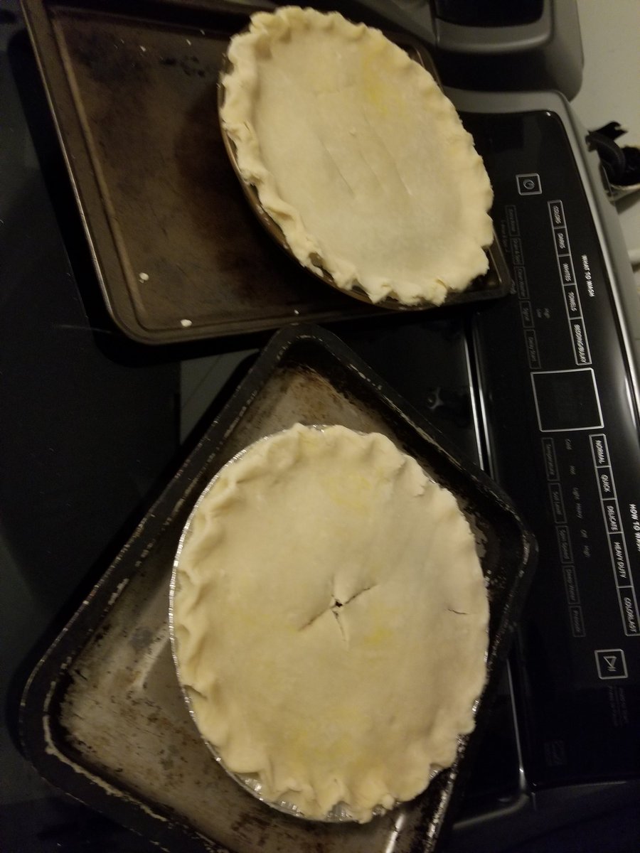 ZarGanmylife's tweet image. #12DaysofHB  fresh pies!  Made Blackberry/StrawBerry and second pie is Cherry / Raspberry.