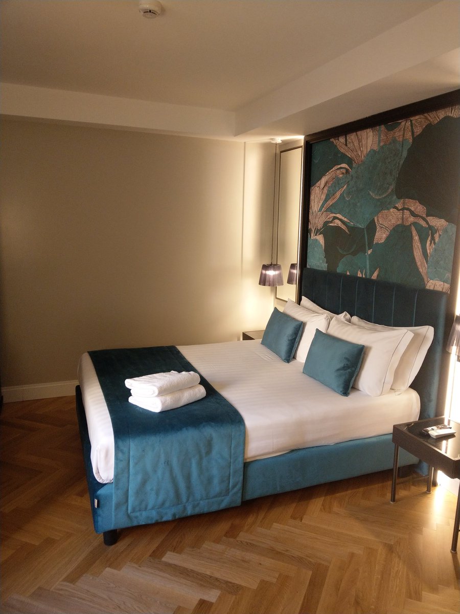 KateMariaGlobal's tweet photo. Actual MUGS provided for tea and coffee, a FULL bottle of wine and snipes of prosecco for 4 euro in the mini bar - this is my kind of hotel! #hotel55 #Rome #TuesdayTravel https://t.co/UYA6qMb0IE