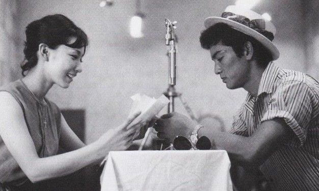 島倉千代菊 赤木圭一郎さんと芦川いづみさん 赤木さんの初のアルバム 赤木圭一郎 傑作集 の対談収録風景 昭和35年10月 日本グラモフォンのスタジオにて 写真集 赤木圭一郎 より 音源はコチラ T Co Zk4li5wv1w