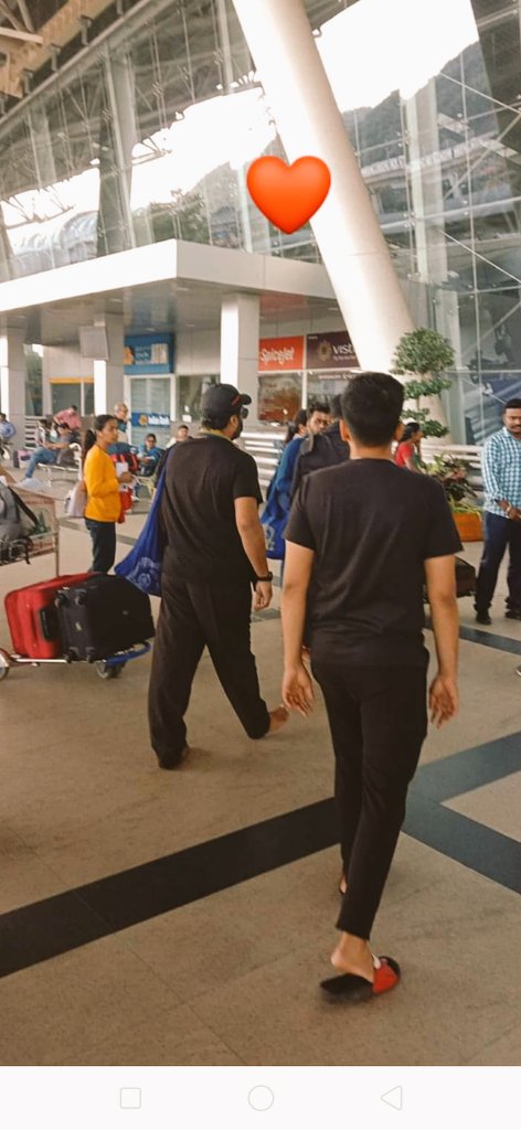 SpreadLoveSTR's tweet photo. #STRanna Returns from #Sabarimala tharisinam 🙏 #ThalaivanSTR #Simbu

#STR 🤞🔥😎 @STRFans @STR_360 https://t.co/dEnvPLzJdI