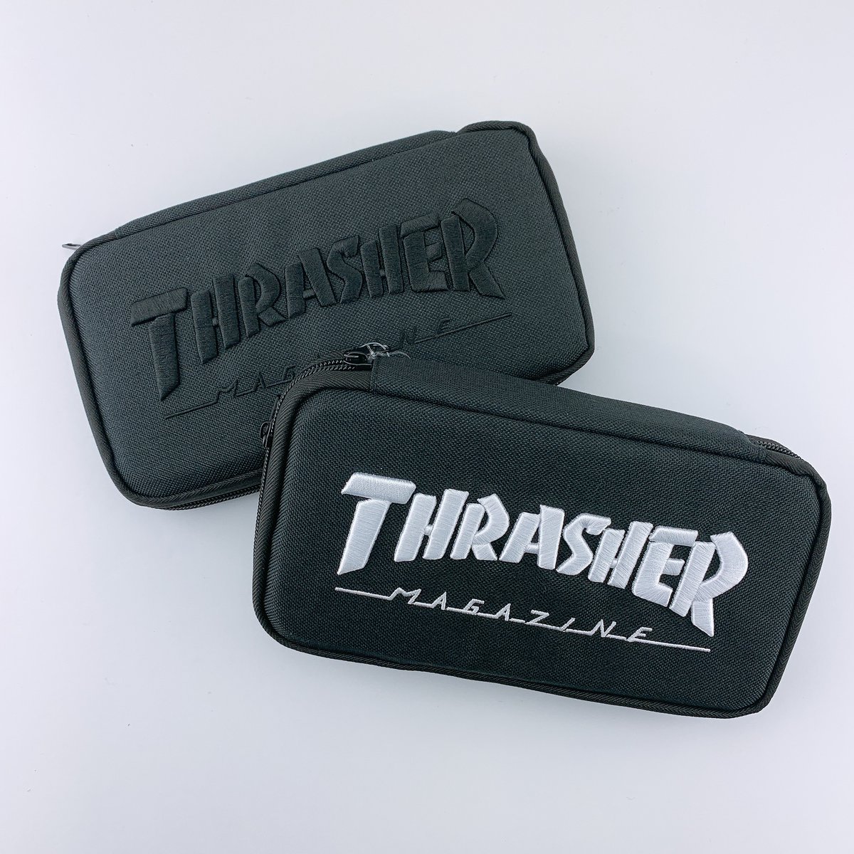 株式会社サカモト A Twitter 大人気スケーターブランド Thrasher の新商品をご紹介 使いやすい薄型のペンポーチ 薄いのにたくさんペンが入るし 何より表の立体刺繍がすごくかっこいい 来年1月発売予定なので要チェックです Thrasher スラッシャー 薄型