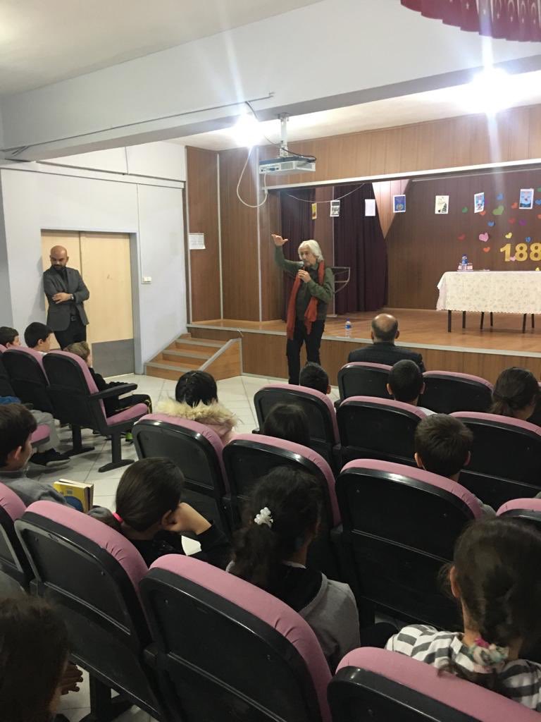 o_pirireis's tweet photo. Okulumuz bugün Yazar SayınHabib Bektaş’ı ağırladı. Öğretmenlerimiz Ayça Çelikbaş ve Arda Bilgiç’in 5. sınıf öğrencilerimiz için hazırladıkları söyleşide Söz Kulağa Yazı Uzağa ve Uzun Lafın Kısası adlı kitaplar konuşuldu. Bu keyifli etkinlik için Habib Bektaş’a teşekkür ederiz. https://t.co/juePhTgItp