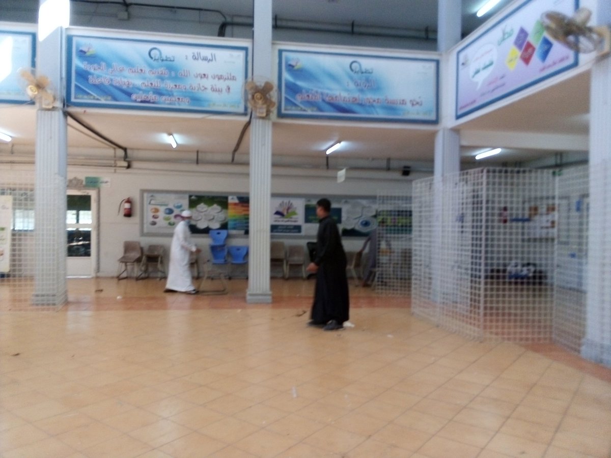 muba_sa's tweet photo. وبعد انتهاء مشروع #التاجر_الصغير  قامت المجموعة بحملة نظافة لممرات المدرسة والموقع وإعادة المكان كما كان . https://t.co/SIL5p5Hubh