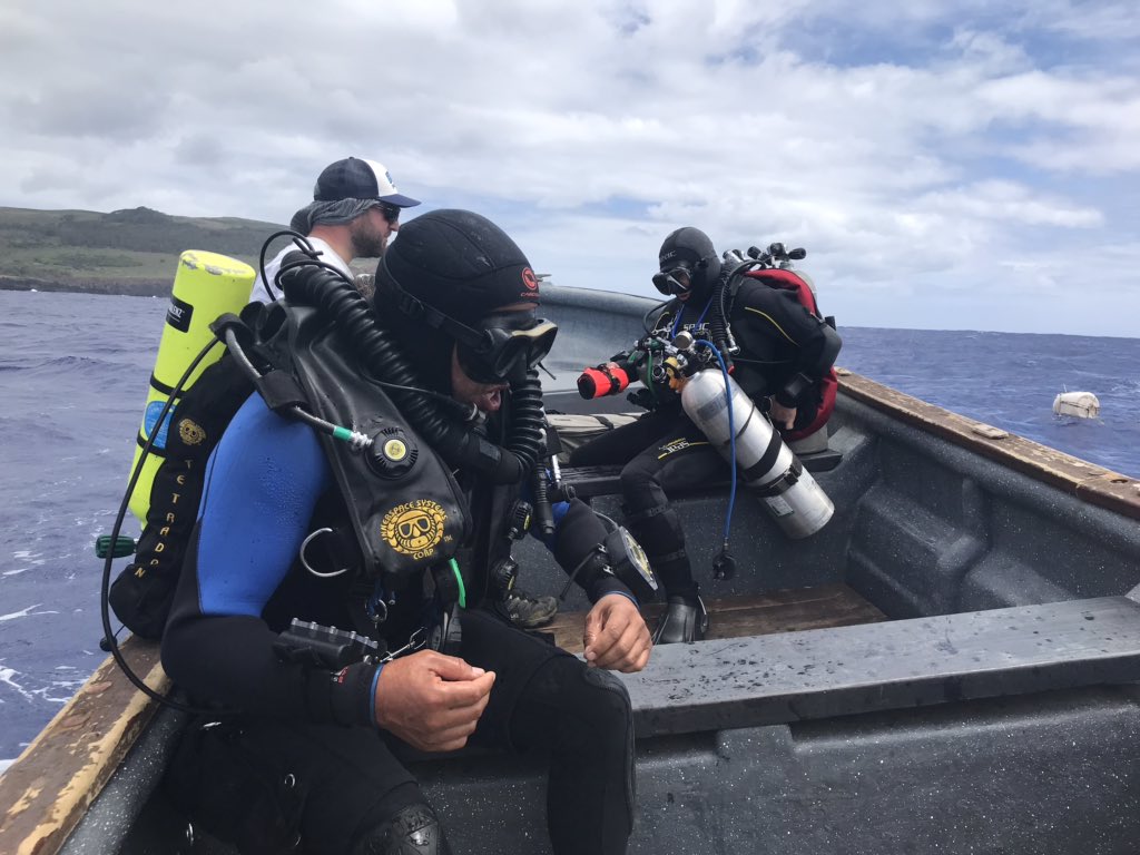 PetraVisser10's tweet photo. Sampling benthic cyanobacterial mats at Easter Island!! @FAME_IBED_UvA @IBED_UvA @FunAqua_EE https://t.co/fW6G9quipE
