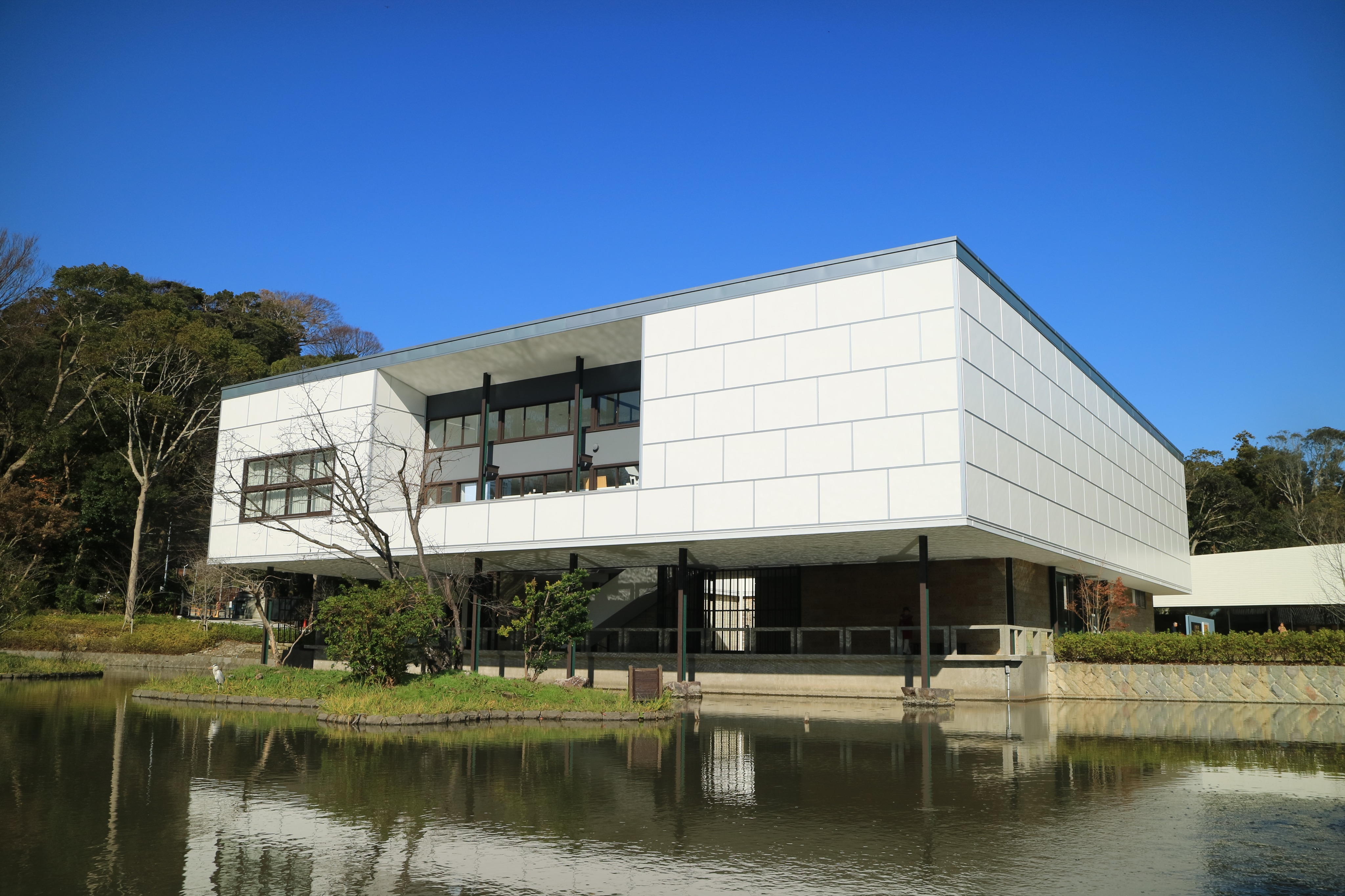 ケイル 鎌倉文華館 鶴岡ミュージアム Tsurugaoka Museum Kamakura 旧 神奈川県立近代美術館鎌倉館 神奈川 鎌倉 Kamakura Kanagawa 鶴岡八幡宮境内の平家池の畔にある鎌倉文華館 ここはモダニズムの魅力が凝縮に詰まっており 自分にとって近代建築に