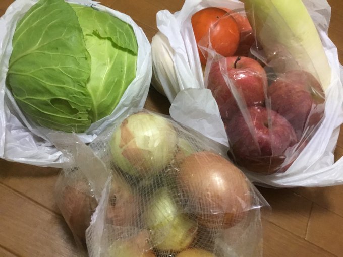 脱稿してます!まだ少しやらなきゃですが!!昨日の食事>インスタント麺>海老真夜>インスタント麺>プリングルスもどき>ちくわで作業間にコーヒー、お腹が老体にエキサイティグ!食生活戻しますーこのリンゴ超大当たり、あままますごく美味しい☆ 