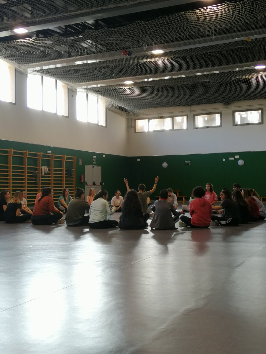 adri91190451's tweet photo. Hoy la clase de 1° de Magisterio Infantil, ha realizado una clase de #EducaciónFisica con el grupo #IncluyeInserta en la Facultad de Educación. Una experiencia muy gratificante para ambos grupos, deberia de llevarse a cabo más amenudo. @JuanCarlos_EF https://t.co/VmYrtcWGQg