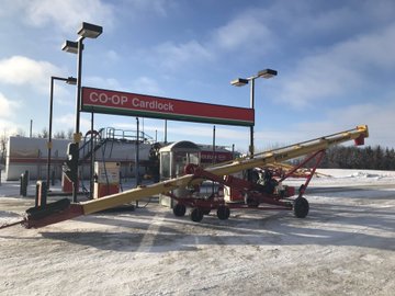 AgGrowthIntl's tweet photo. #AGIWestfield sighting at the pump. ⛽️👀 #NoOrdinaryAuger #UTX44 #AGIUTrough via @PembGrainEquip https://t.co/q8vXCKneR3