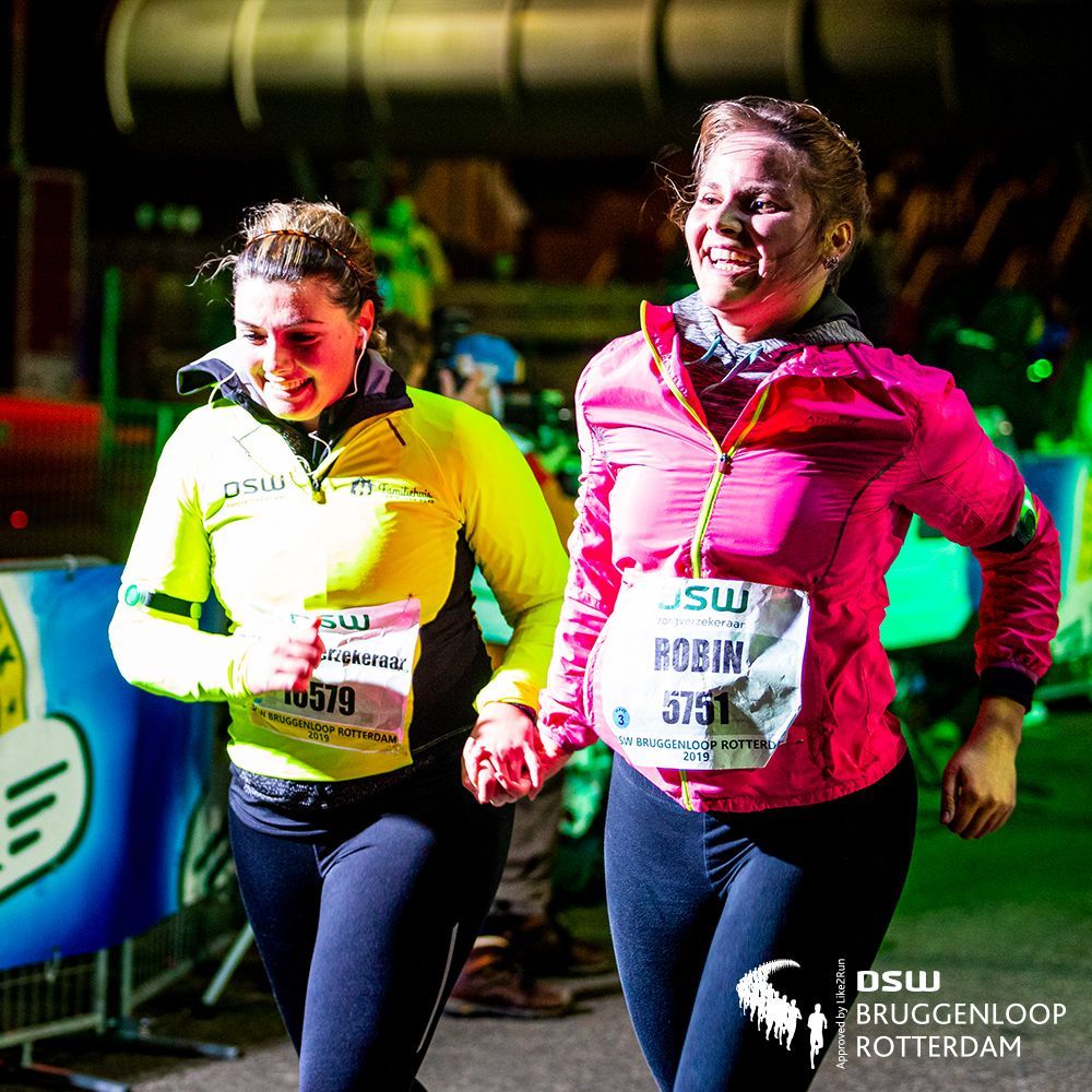 Dat moment dat je de eindstreep voor de Kuip nadert, de opzwepende muziek hoort en je uiteindelijk vol trots de finish bereikt! 😍

#beatthebridges #bruggenloop #dswbruggenloop #bruggenlooprotterdam #rotterdam
