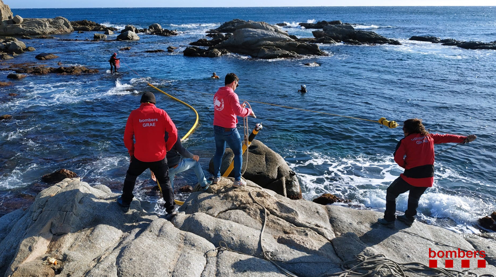bomberscat's tweet photo. Aquest matí, a la platja de Palafrugell, @bomberscat hem fet maniobres de fortuna amb el tub de rescat i un taller de comunicacions, amb la col·laboració de la unitat #GRAESub del Cos https://t.co/QZm57UJyWa