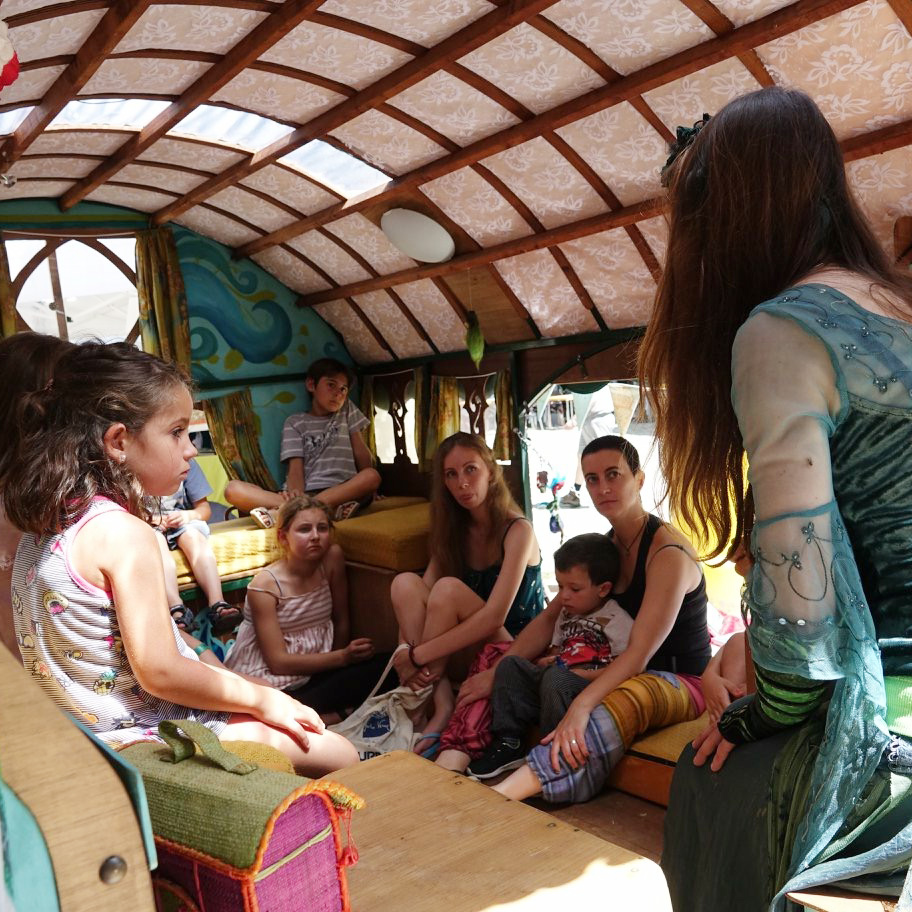 Entreu i passeu!!🤩Al Món del Tió ha arribat el carro dels contes de Nadal!🌟Un carro carregat de contes, plens de màgia, d’il·lusió, on allò que heu somiat és possible!!!🤭
➡️Recorda del 14 al 23 de desembre a la Plaça Dr Pearson de Rubí.

#Nadal #Mondeltio #Rubi #activitats