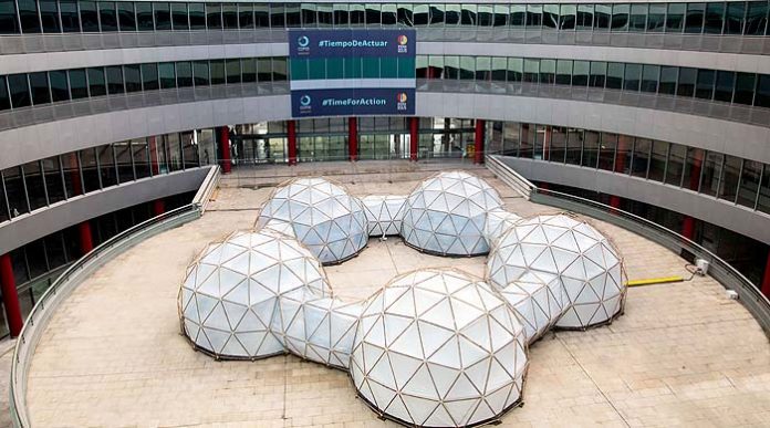 DisenoCiudad's tweet photo. La obra de #MichaelPinsky «Pollution pods» en la #COP25 instalada en el patio circular del edificio central de @feriademadrid, visualiza a través de una experiencia sensorial la densidad de los efectos que provoca la polución en las grandes ciudades.
https://t.co/QMn6fiZ5Jz https://t.co/hpt2utn6ZW