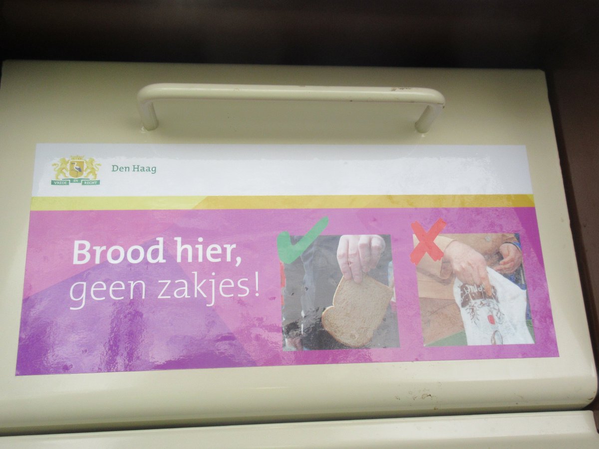 Houtwijkinfo's tweet photo. Mustapha el Boumeshouli, stadsdeeldirecteur #Loosduinen, nam vanochtend samen met leerlingen en juffen van de Houtwijkschool de #broodcontainer in #Bokkefort in gebruik. https://t.co/TliimCZKRT