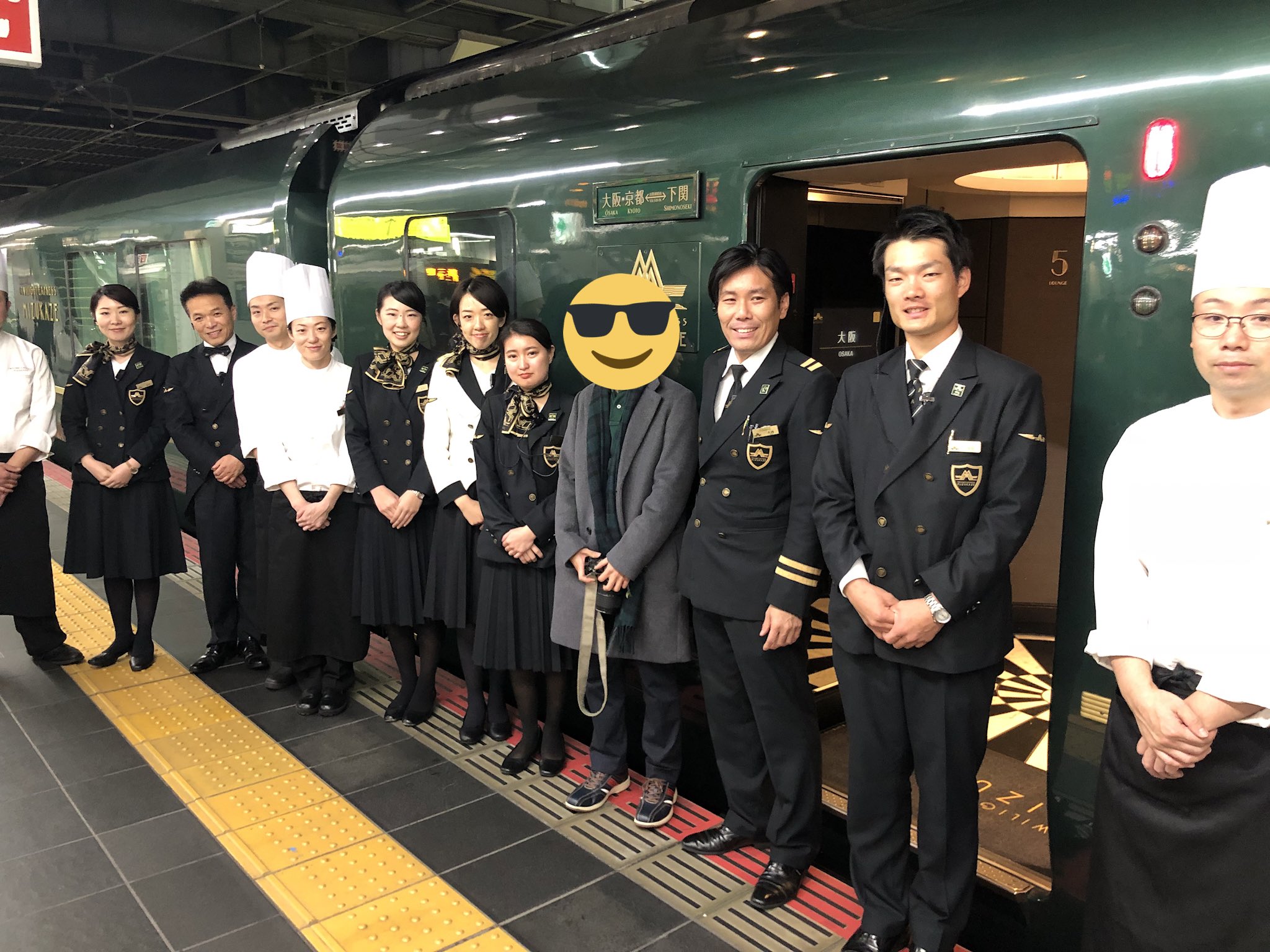 乗り鉄パウエル On Twitter トワイライトエクスプレス瑞風 大阪駅での停車は短いものでしたが最後にはやはりクルーの方々と記念に一枚 Https T Co Nadw2slrgj Twitter