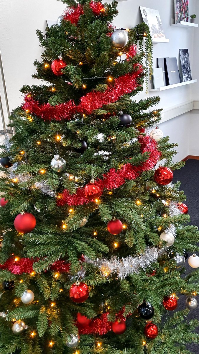 Yesss, de kerstboom staat hier ook weer opgetuigd op kantoor! Nog wat moois bestellen voor de kerst? Wees er dan op tijd en houd rekening met onze levertijden profotonet.nl/nieuws/feestda…