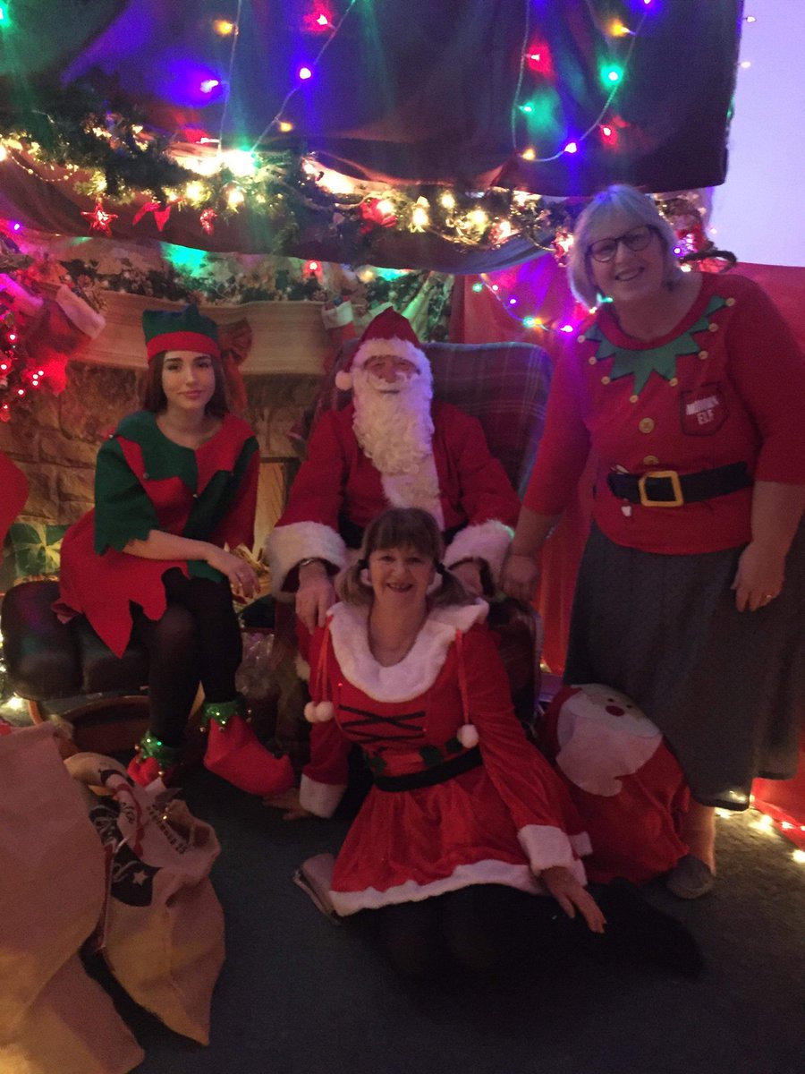 GreatOaksHosp's tweet photo. Ho Ho Hospice Walk with #Santa and his helpers. https://t.co/QBaVoI2HMT