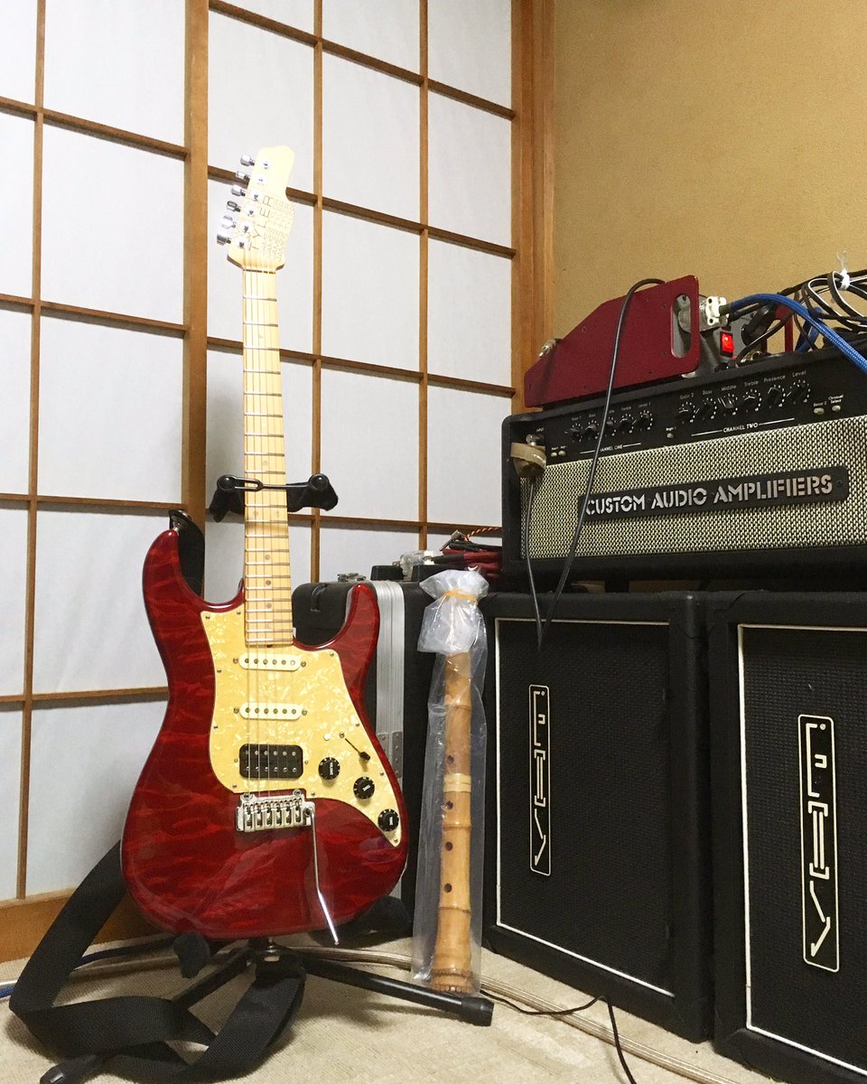 ishikurakozan's tweet photo. だいぶ片付けが進んだ。
稽古部屋。
JamesTylerと尺八とOD100、今は亡きVHTキャビネット。
言っときますが、うちは尺八教室です。
#尺八 #尺八教室 #タイラー #jamestyler #od100 https://t.co/7MRdDpjgol