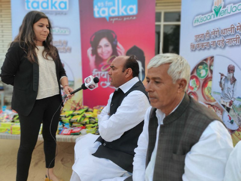 fm_tadka's tweet photo. #KisaanMeriJaan mein laga Jia Ka Deewan-E-Aam.
 @rjjia_ with additional director of #Agriculture Mr. B.S. Yadav Hearing out the challenges of farmers and Came out with a solution. 
@AgrDir @KatariaLalchand #BSYadav  #FMTadka #ApniSuno #JIaKaDeewanEaam #DeewanEAam #RJJia #KMJ https://t.co/ZbOlat04FV