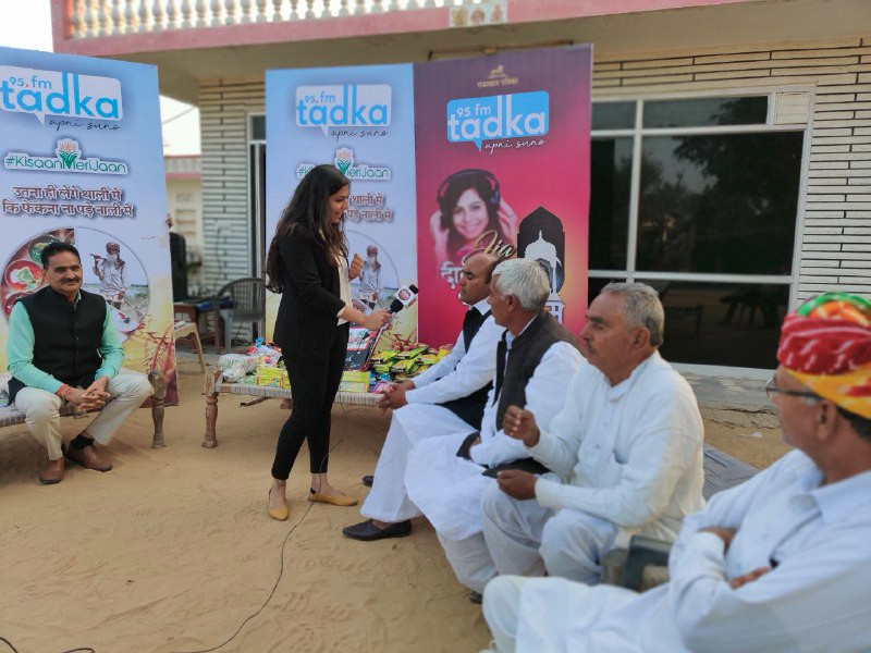 fm_tadka's tweet photo. #KisaanMeriJaan mein laga Jia Ka Deewan-E-Aam.
 @rjjia_ with additional director of #Agriculture Mr. B.S. Yadav Hearing out the challenges of farmers and Came out with a solution. 
@AgrDir @KatariaLalchand #BSYadav  #FMTadka #ApniSuno #JIaKaDeewanEaam #DeewanEAam #RJJia #KMJ https://t.co/ZbOlat04FV