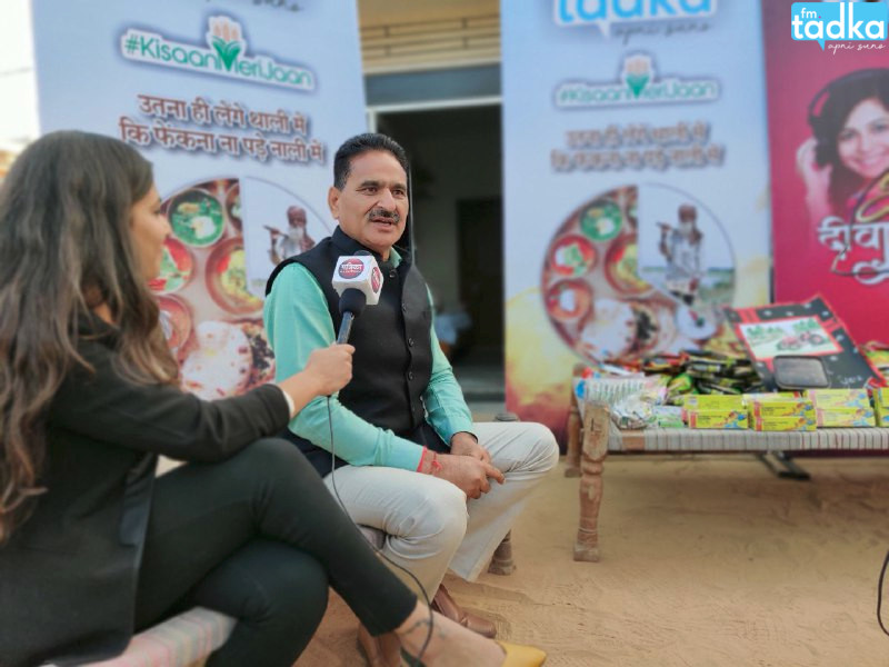 fm_tadka's tweet photo. #KisaanMeriJaan mein laga Jia Ka Deewan-E-Aam.
 @rjjia_ with additional director of #Agriculture Mr. B.S. Yadav Hearing out the challenges of farmers and Came out with a solution. 
@AgrDir @KatariaLalchand #BSYadav  #FMTadka #ApniSuno #JIaKaDeewanEaam #DeewanEAam #RJJia #KMJ https://t.co/ZbOlat04FV