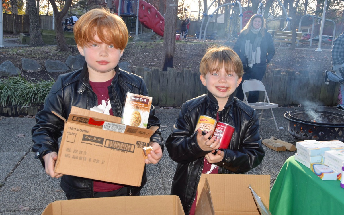 MontgomeryParks's tweet photo. Spread the holiday cheer!
We are partnering with @MainStTakoma for S'mores and More this Saturday, 3 to 5 pm, at Takoma Urban Park.
Donate canned goods and nonperishable food items for @MannaFoodCenter then enjoy a tasty s'more!: https://t.co/qn30DCqOxd.
#PopUpParks https://t.co/SNmgUCcAf7