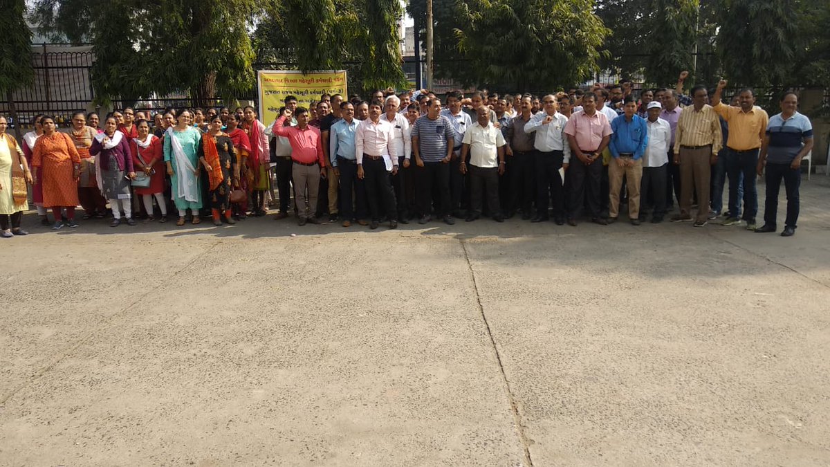 DBKalsariya1's tweet photo. Karmchari Ektaaa.....Zindabad
Hamari Mange...Puri karo
Ahmedabad Revenue Employees..
#REVENUESTRIKE - Day-2 https://t.co/e6lfF7qO2Q