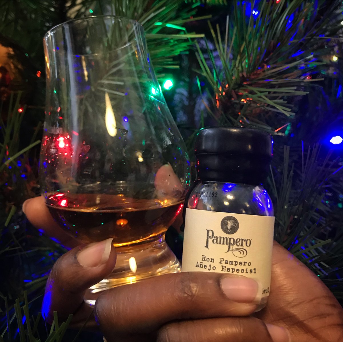 FloatingRumShac's tweet photo. On the tenth day of #RumVent Drinks by the Dram​ gave to me...

...a dram of Pampero Añejo Especial! Which is a light and easy-going Rum from Venezuela.

#Dramvent continues!

To buy a bottle on @MasterOfMalt  click here: https://t.co/H8tTvcG9xY 

#RumAdvent #Day10 #Advent https://t.co/EWaviwDeHE