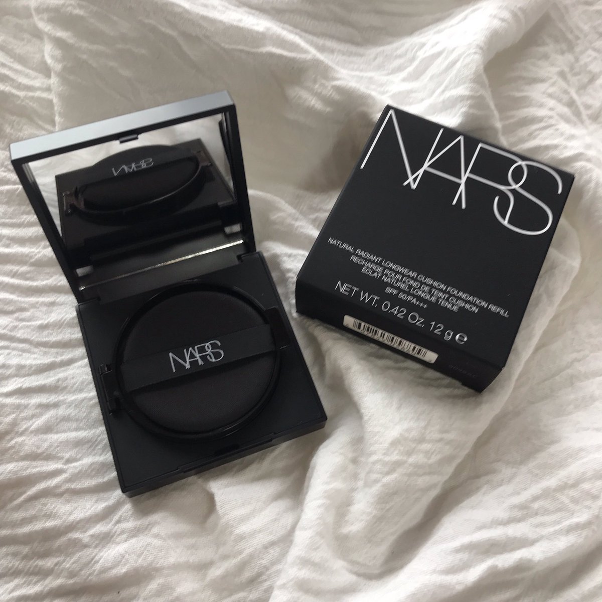 NARSのクッションファンデ、本当に凄いのでぜひ共有したい。東京ドームで炎天下の中4時間立ち続け、汗はだくだく、熱中症になり倒れかけ心はズタボロにもかかわらずお肌は無傷だった。本当に凄い。皮脂でファンデが溶けたり浮いたり崩れたりしていない。肌を綺麗に見せたい全人類、買ってくれ…！！