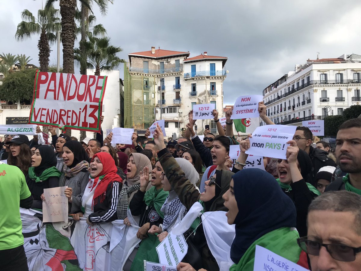 Bacem_RTFrance's tweet photo. Nouvelle manifestation étudiante pour appeler à boycotter le scrutin présidentiel #rtfrance #alger #boycott #Elections2019 #etudiants #Hirak #grandeposte #algerie https://t.co/5Bn5nGMjZD
