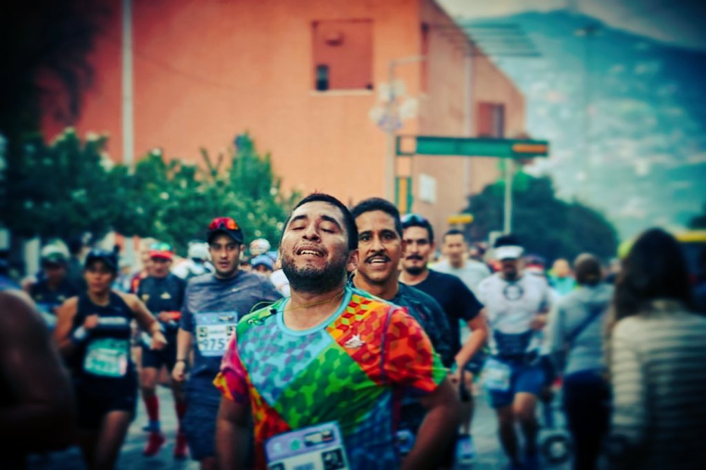 Uribenturas's tweet photo. Aquí cruzando frente a la catedral de Monterrey 🙏
*Inserte viento de la rosa de Guadalupe* 🌹
#mpm19 https://t.co/sEIbO91gdm