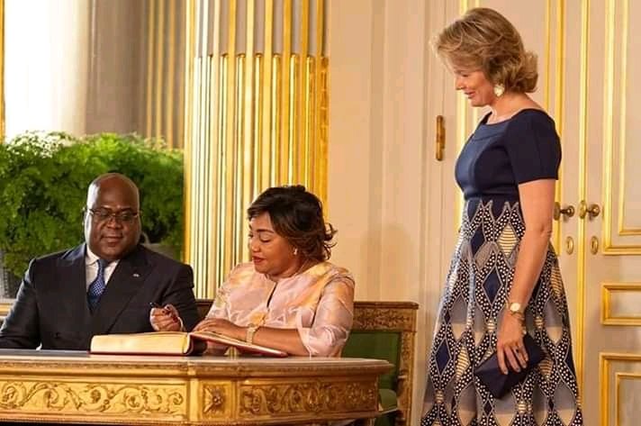 Yanbat1's tweet photo. Un président de ka république #Élegant avec son #Élegance!
La trés #distinguée premiére dame mise en #valeure par son homme! Ça sent l'amour!
Trés #Galant notre président ! https://t.co/EMYCMhrEVp