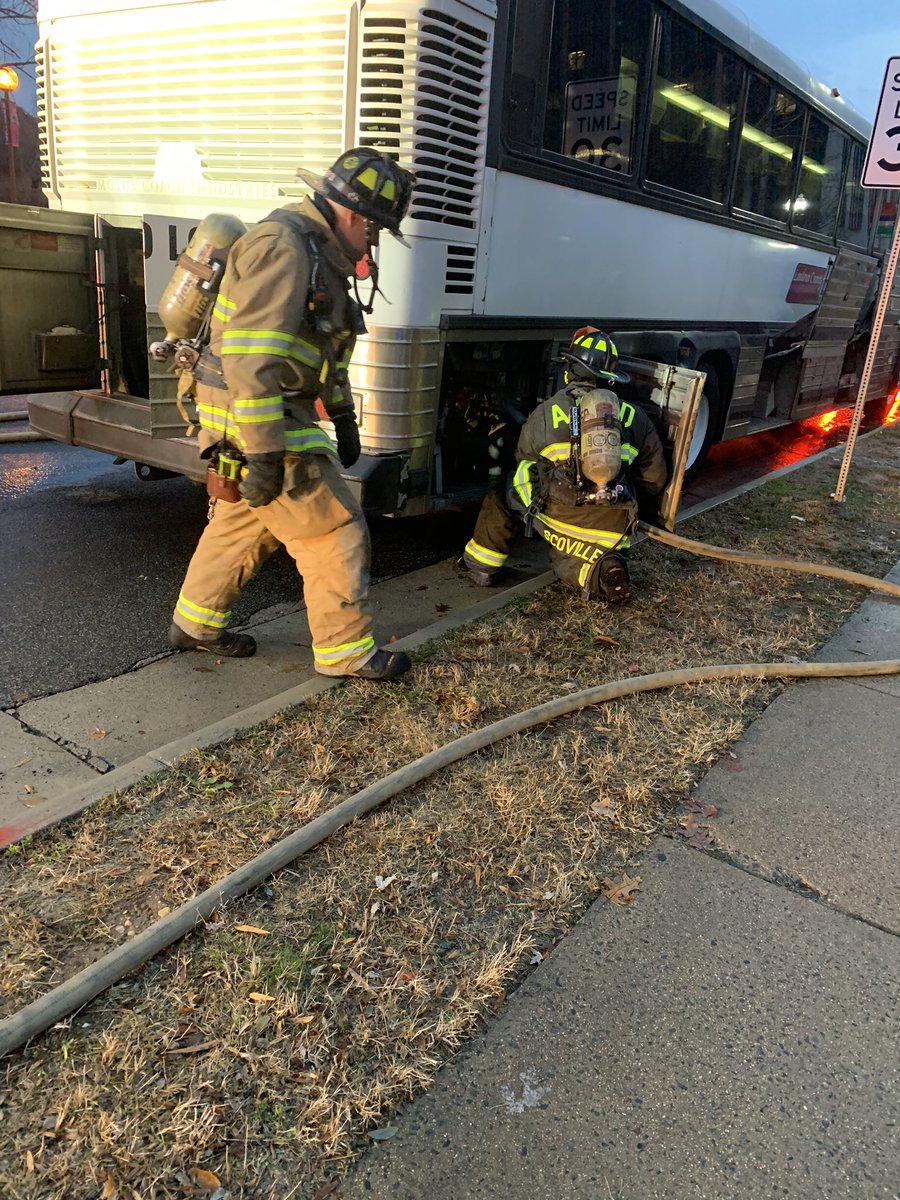 ArlingtonVaFD's tweet photo. #BusFire: Lee Hwy and N Nash St, Rosslyn. Small fire in engine compartment of commuter bus due to mechanical failure. No injuries reported. Traffic will be impacted, follow directions of @ArlingtonVaPD on scene for traffic control. https://t.co/n4yyfV5yPp
