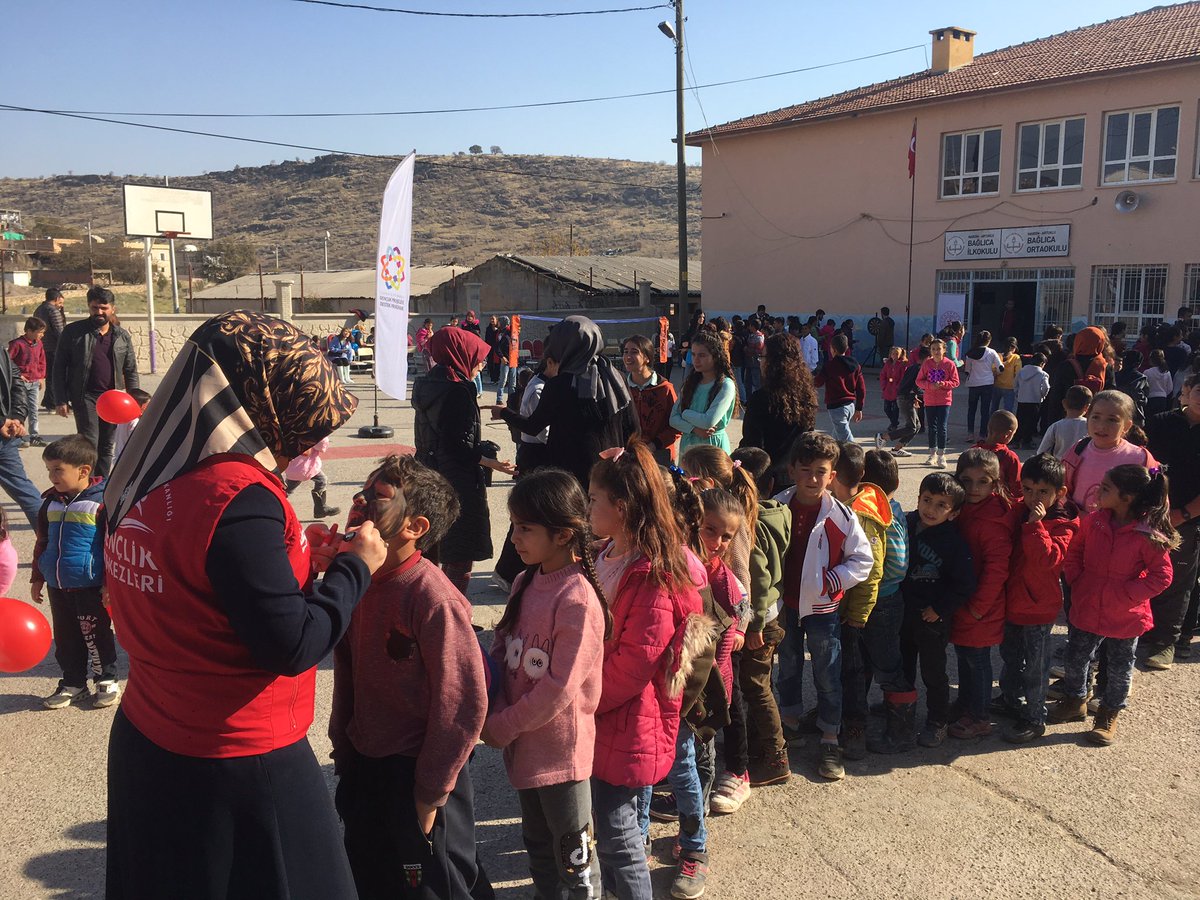 MobilGm's tweet photo. ‘Mardin Mobil Gençlik Merkezi 2’ projemiz, gençlerin olduğu her yerde olmaya devam ediyor. 
Gönüllü gençlerimiz ile beraber bu gün Artuklu ilçemize bağlı Bağlıca İlk ve Ortaokulundaki gençlerle bir araya geldi.
😊🏀🎾🏐🏓🏸🎯
#GPDP
#GenclikProjeleri
#GönüllülükYılı
#Gençlerİçin https://t.co/8IXbHRDUuq