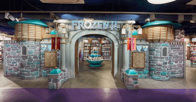 #Frozen2 @HamleysToys #london #retaildesign #toys #castle &amp; #immersive #environment #vm 🙌💫