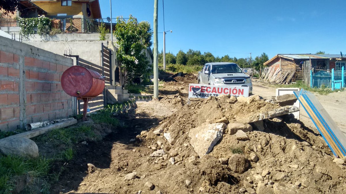 rionegroobras's tweet photo. ♨️ #ElBolsón: Avanzan las obras de #gasnatural que transfomarán la vida de 82 familias de🏘️barrio Esperanza, dando respuesta a un reclamo histórico; y de acceso a Ruta 40, incentivando la productividad y los emprendimientos turísticos. 👏🏽👇🏽 https://t.co/usxdEvkEh3