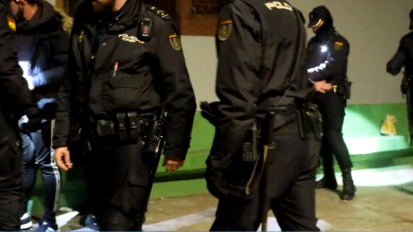 policia's tweet photo. ¿Te imaginas cómo sería un día de patrulla con la @policia? Un recorrido, cámara en mano, 🎥 para mostrar cómo trabajan los agentes de la #UPR 👮‍♂️👮‍♀️🚔 en #SanlúcarDeBarrameda. El objetivo: mantener el control. 
#SomosTuPolicía
➕ info.: 👇
https://t.co/nbqveCVOMy https://t.co/gT8dUSRHFf