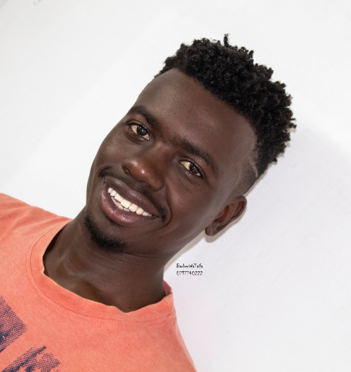 barberwataifa's tweet image. Another beautiful day at the lab ya kucheza
kama mimi...to cheat on yur barber halla at
me via 0717740222....Jogoo rd hapo Hamza
ndiyo utaniwahi. 💪 #FadeMaster. #LastHairBender.