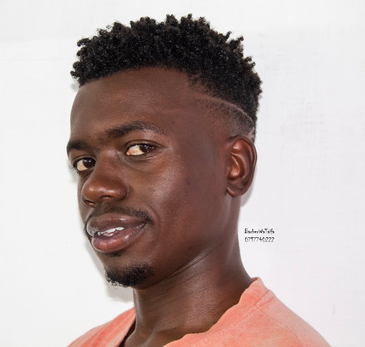 barberwataifa's tweet image. Another beautiful day at the lab ya kucheza
kama mimi...to cheat on yur barber halla at
me via 0717740222....Jogoo rd hapo Hamza
ndiyo utaniwahi. 💪 #FadeMaster. #LastHairBender.